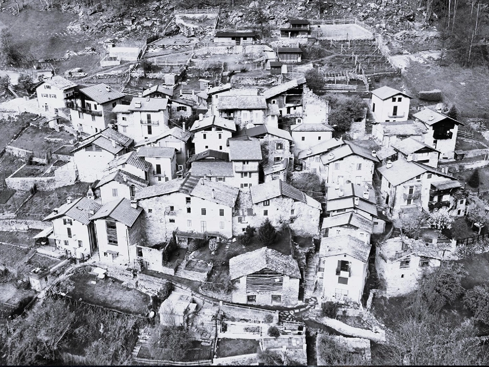 Localisation Musci, groupe de maisons en pierre de devant en noir et blanc