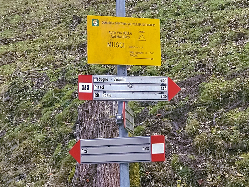 cartelli con indicazioni sentieri