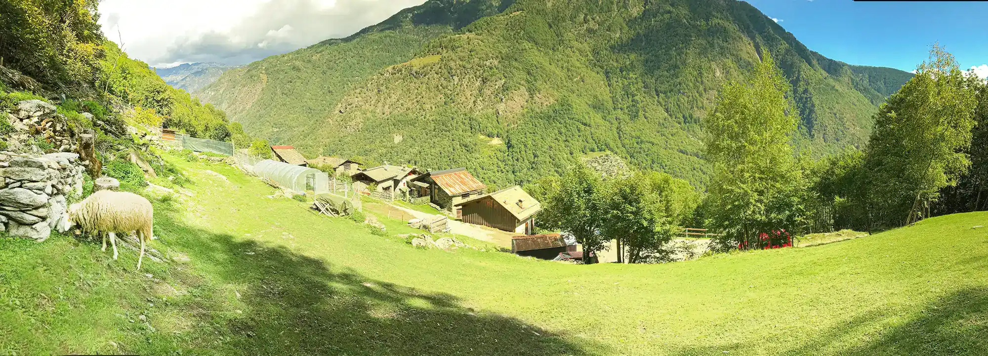 Panoramablick auf das Bauernhaus Mondolegro in Valmalenco