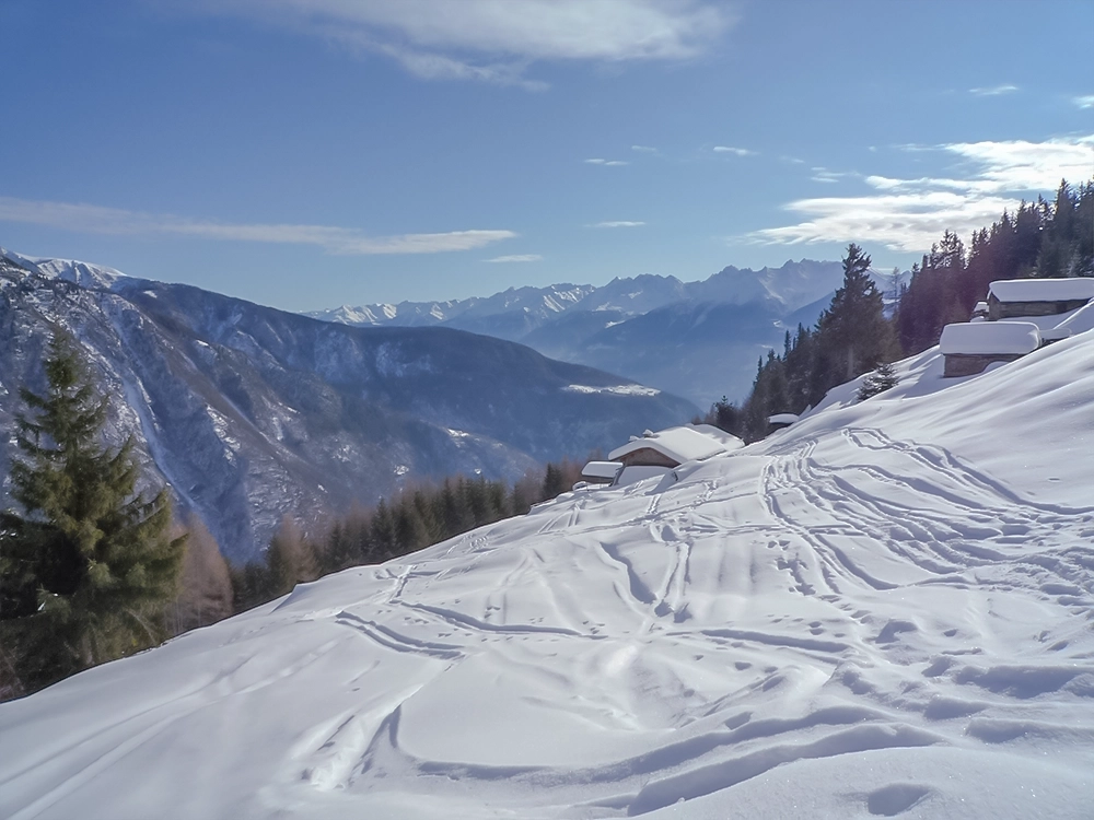 schneebedeckte Berghütten